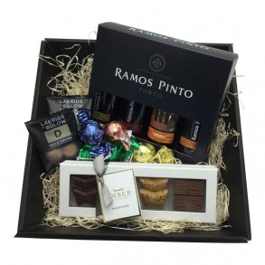 Gavekurv med 4 sm Ramos Pinto Portvine 