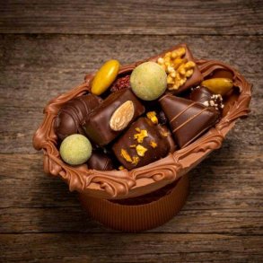 Lyst chokolade p�ske�g med fyld - lille