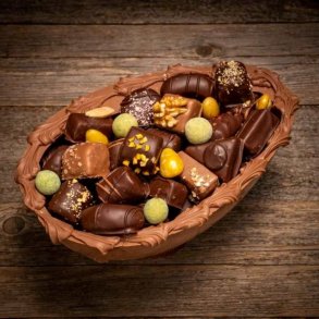 Lyst chokolade p�ske�g med fyld - magnum