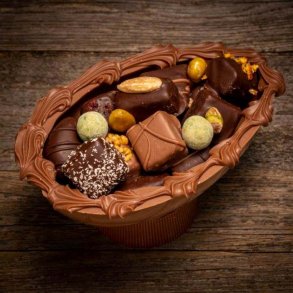 Lyst chokolade p�ske�g med fyld - mellem