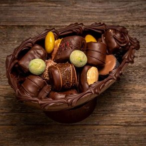 M�rkt chokolade p�ske�g med fyld - mellem